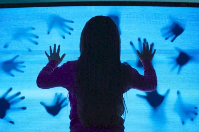 Poltergeist filmi Azerbaycan dilinde
